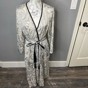 Morgan Taylor Intimates Wrap Robe White Blue Paisley Long Sleeve Medium